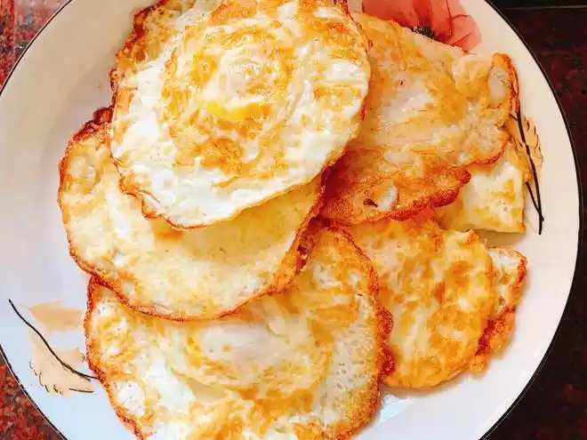 煎荷包蛋时用凉油还是热油不少人搞错了难怪老粘锅