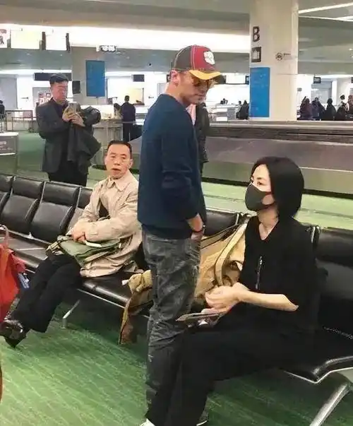 看到王菲谢霆锋牵手视频,第一眼注意到的是他攥着她的手_李嫣_李亚鹏