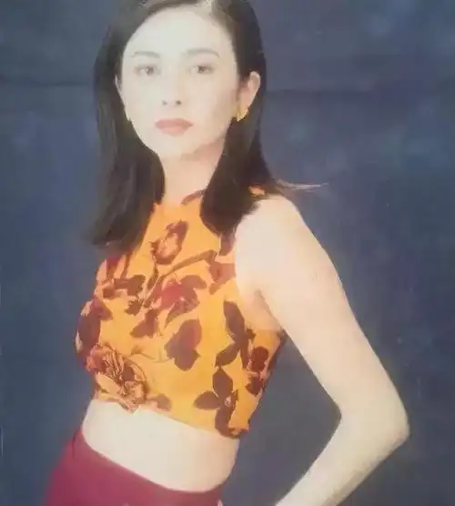 关之琳年轻时候的代言照片,清秀优雅.关之琳的日历照.