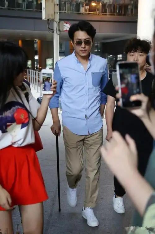 靳东得有多帅?才能把机场都走成t台秀,满屏只剩大长腿