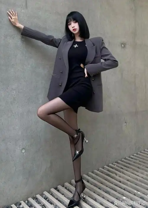 又被杨幂的街拍惊艳了!"西装 短裙"时髦显腿长,照着穿太美了