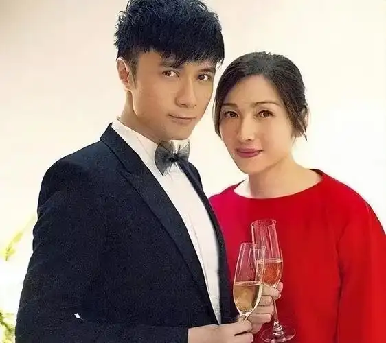 看着古巨基这乖巧的表情,在他老婆面前还真有一种小孩子的既视感.