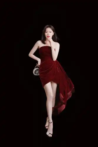 秦岚酒红丝绒裙高贵优雅 长腿美背演绎冬日时尚