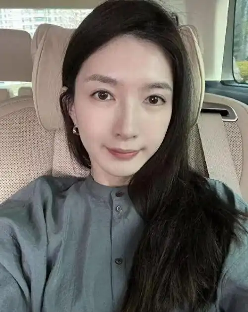 江疏影的素颜照片引起了热议,很多人觉得她的素颜和化妆后差距很大.