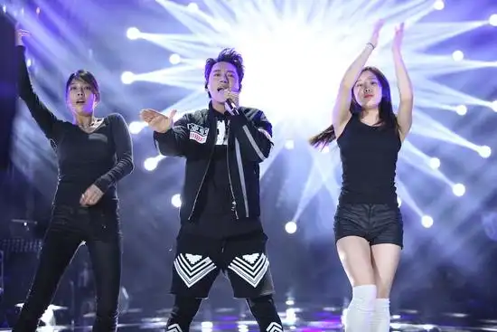 《歌手4》与张信哲同台吓哭 黄致列没自信