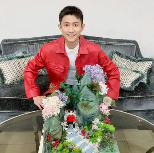 原创张一山29岁生日杨紫晒表情包送祝福评论区留言第一却不是她