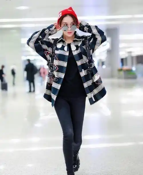 张馨予短发造型超a,卫衣搭工装裤清爽利落,男友力爆棚_黑色_风格_牛仔