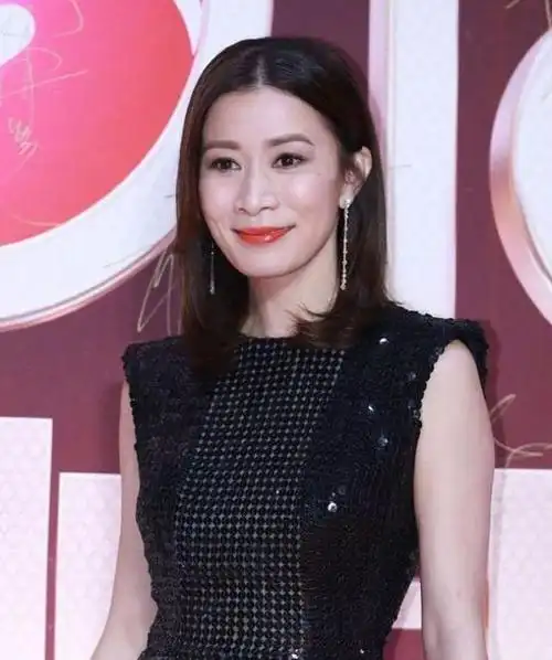 听到"结婚后你就在家相夫教子"的言论,刚开始佘诗曼还很开心.