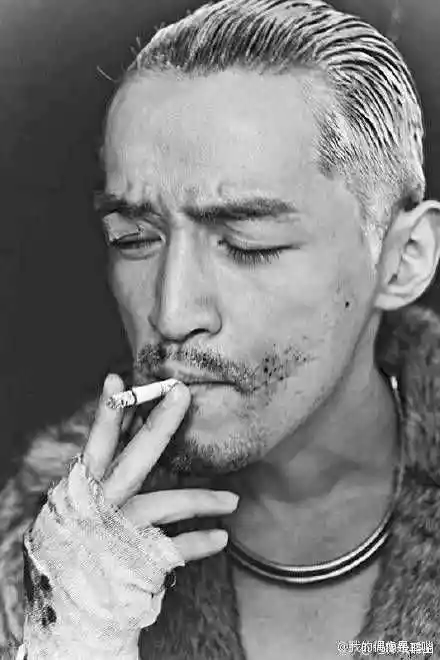 有哪些男星喝酒或者抽烟时很帅?
