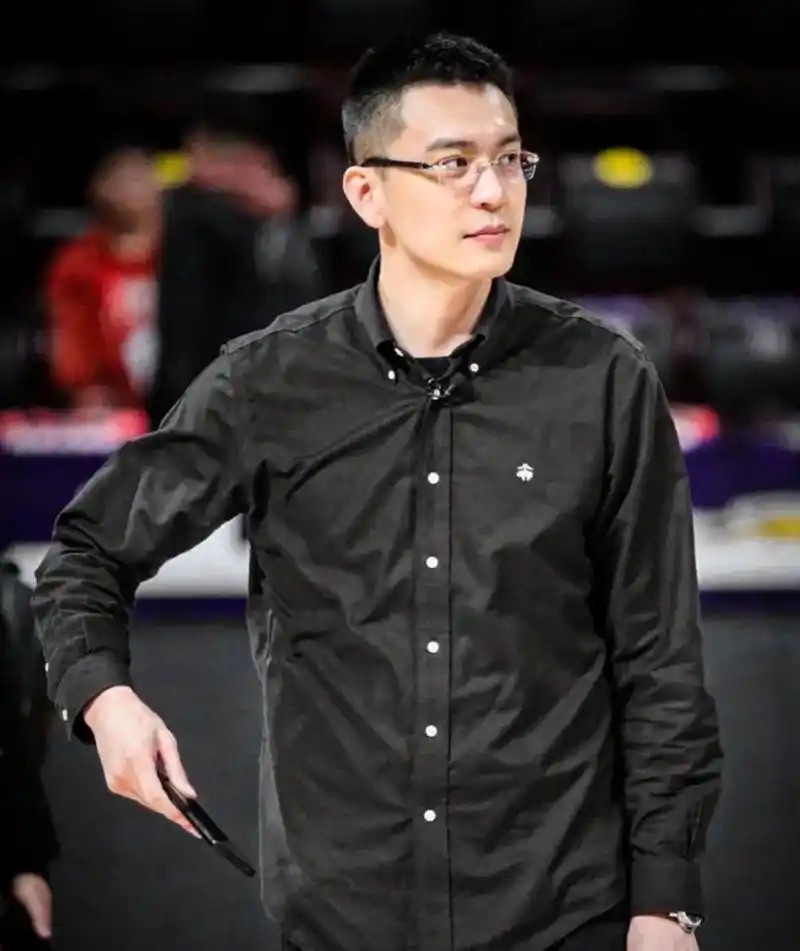 帅迷糊了.#杨鸣 #不负热爱 #冠军 #辽宁男篮 #西装杀 - 抖音