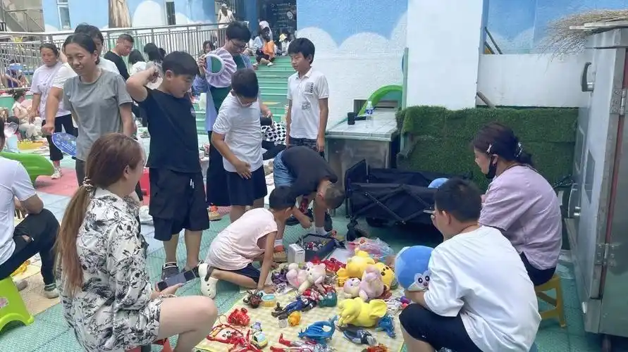 环保"青"出行 跳蚤市场传温情 平谷区迎宾花园社区开展跳蚤市场活动