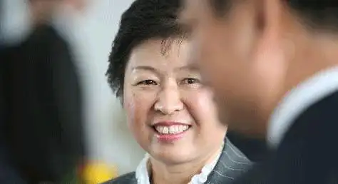 中国女首富出手3亿,拯救美国小镇,为何企业家爱去美国办厂?_张茵