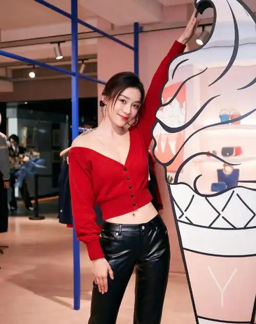 "马甲线"女神袁姗姗秋冬穿搭,格子西装牛仔裤精致,身材太迷人