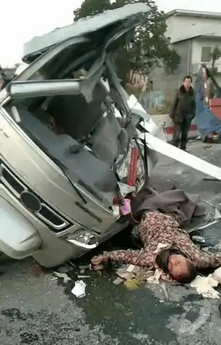 邵阳这里发生一起交通事故,三车相撞,造成一人死亡,现场.