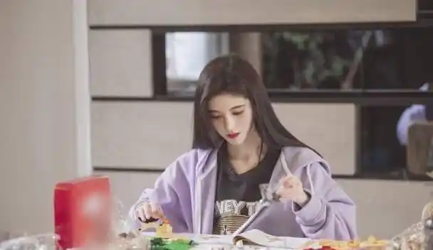 鞠婧祎的发际线都是抹出来的?