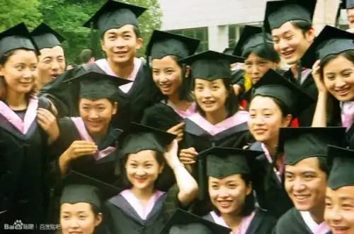 赵薇果然是校花啊,黄晓明也很青嫩啊,腼腆在后面傻笑着.