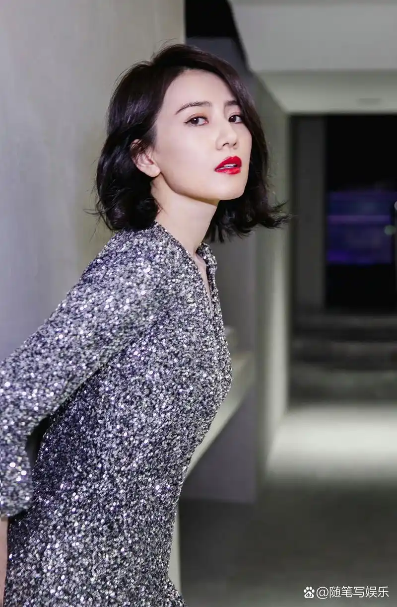 高圆圆短发造型,一副贵气样,高级优雅.