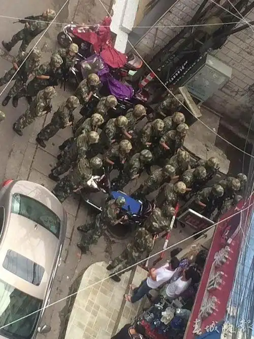 昆明!城管执法遭遇混战 昆明!多人提刀持枪火拼