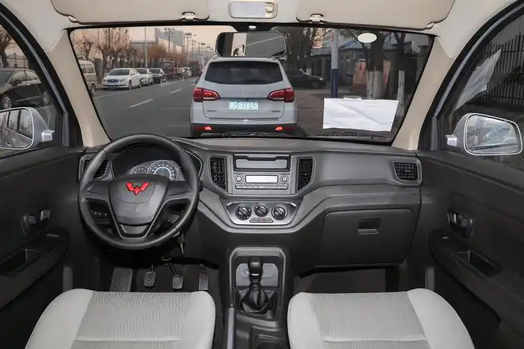 2021款 五菱宏光v 改款 1.5l 手动 劲享版内饰