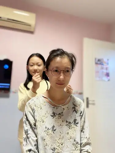 四(1)班洪嘉琪同学为妈妈按摩