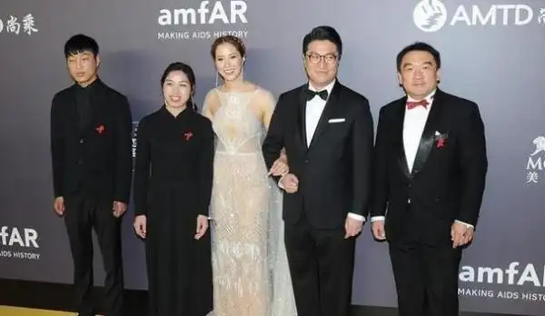 徐子淇太不端庄随豪门老公出席活动变主角放开秀身材哪像阔太