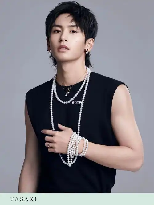 哲是唯一一个我觉得戴珍珠不娘的男人_珍珠_龚俊_张哲瀚_龚俊张哲瀚