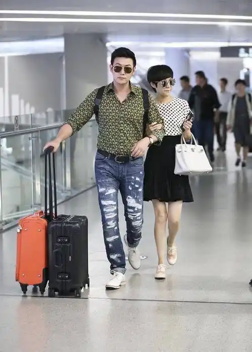 陆毅和娇妻鲍蕾在机场秀恩爱,身穿波点上衣配黑色半身裙,超洋气_衬衫