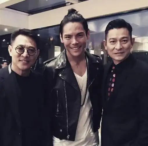 向佐首当电影制片人,妻子参演,父亲向华强亲自指导向家拳!