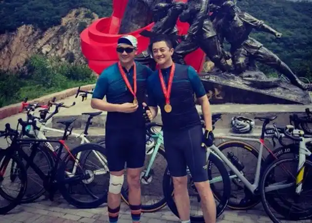 李亚鹏与女友骑行庆祝建党100周年其肌肉匀称帅气不减当年