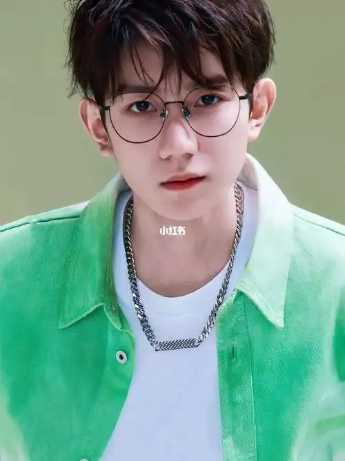 王源戴眼镜真的绝