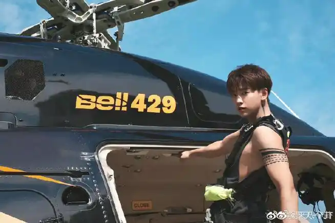 余景天#直升机上的余景天,肌肉满分,帅气99羡慕今天见到尼尼的弊佑