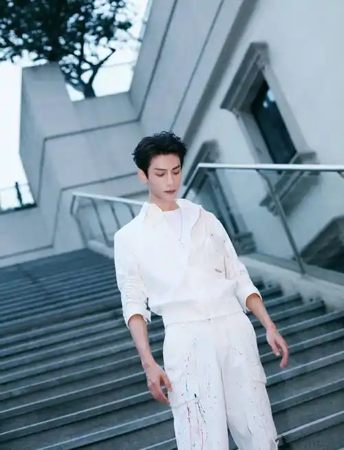 有一种魅力叫罗云熙身穿黑色西装配白衬衫气质儒雅迷人