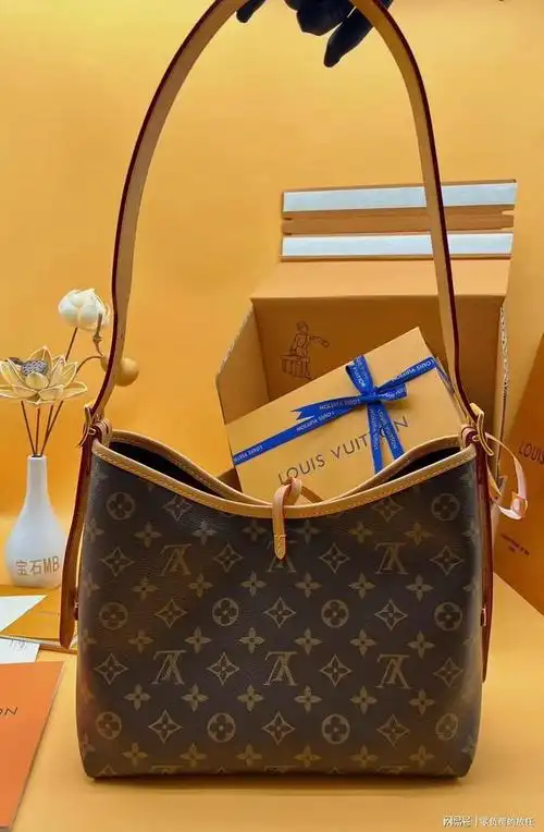 设计与风格:m46203 采用了 lv 标志性的老花图案,展现出浓郁的品牌