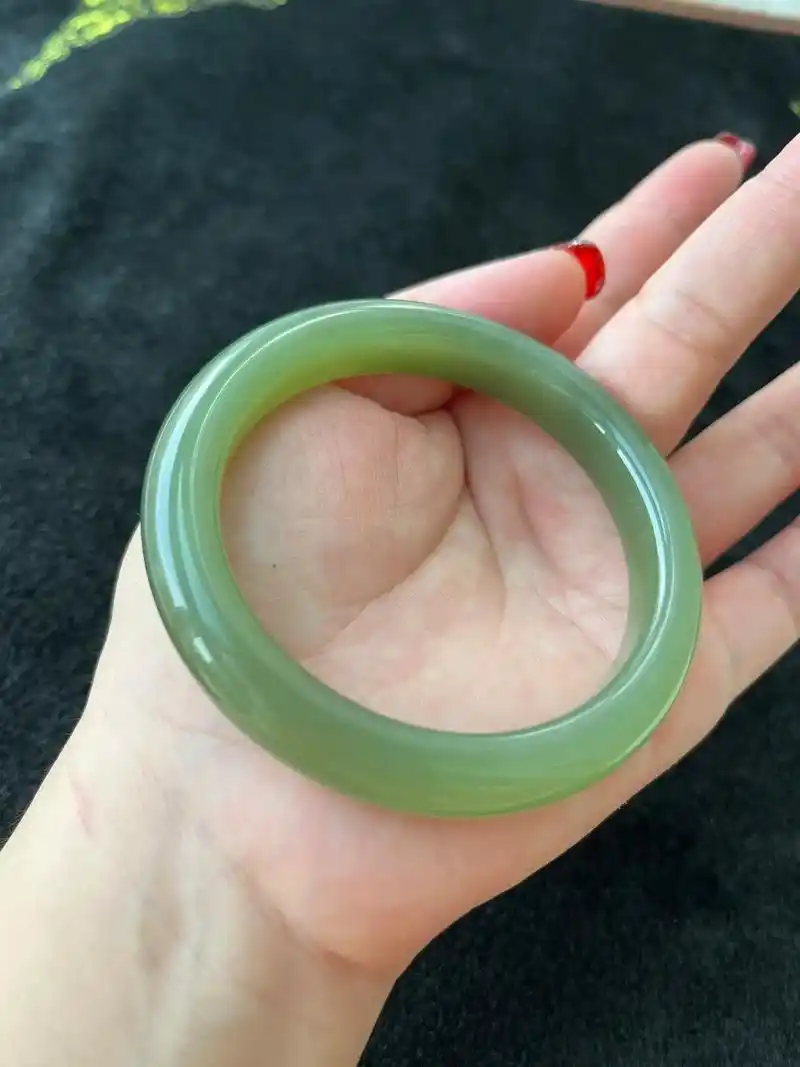 保真和田玉湖水绿手镯圈口58.【精品】和田玉青海料湖水绿手镯 - 抖音