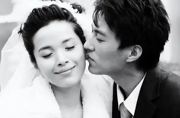 回顾靳东:与离过婚的江珊同居5年,为何又转身娶了二婚的李佳?