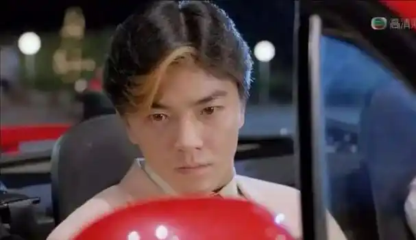 1993年,在电影《超级学校霸王》的拍摄现场,郑伊健以一头潇洒飘逸的