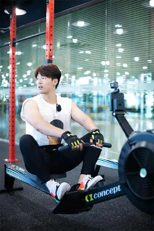 41岁的凌潇肃维持身材秘诀曝光,健身全靠吼,网友:看出来尽力了