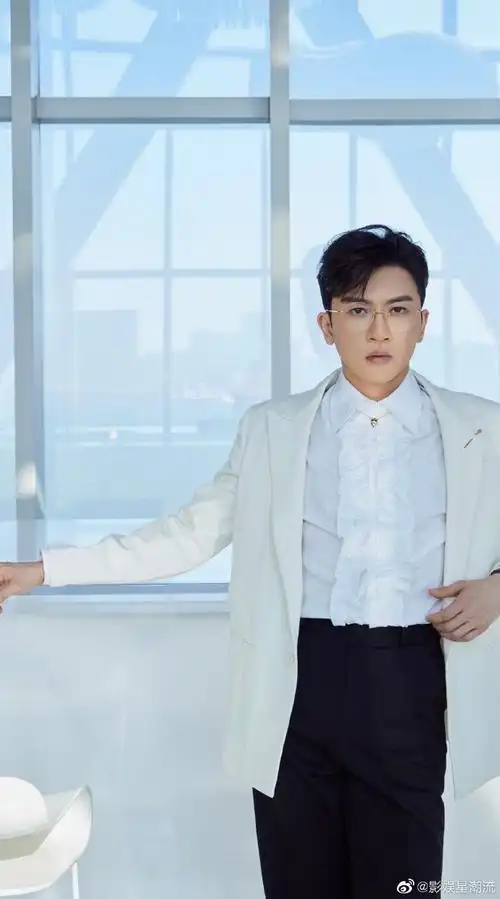 苏有朋金鸡奖金丝眼镜白西装造型##苏有朋金鸡奖造型