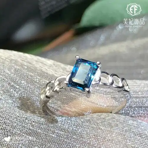 0的特点使它在珠宝设计中往往能够呈现出非常迷人的成品效果蓝托帕石