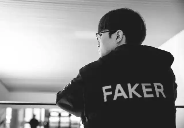 t1止步四强faker整个人傻了瘫痪在椅子上目光呆滞