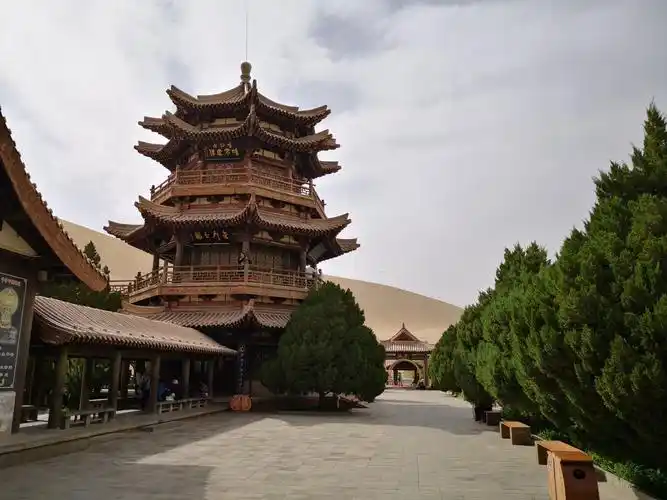 甘肃敦煌鸣沙山月牙泉莫高窟