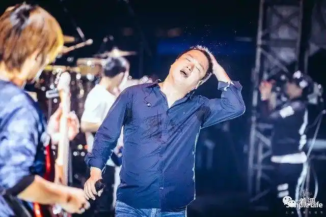 民谣与交响的搭配,震撼全场,李志曾在跨年演唱会上带着电声乐队和靳海