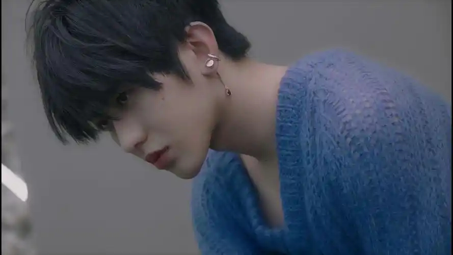 把写着"努力赚钱"四个大字的便利贴贴在电脑屏幕上的蔡徐坤,满意的笑