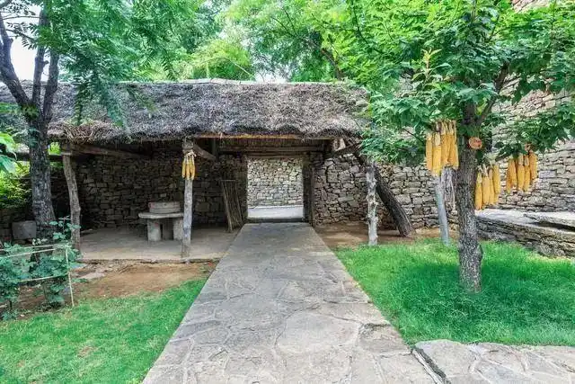 无论是存于中国农村的土墙院子,或是名宅别墅的精修后院,中国人的院子