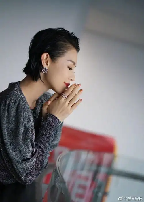 感觉胡杏儿最近的状态真的太好了短发红唇的大女人港风气质