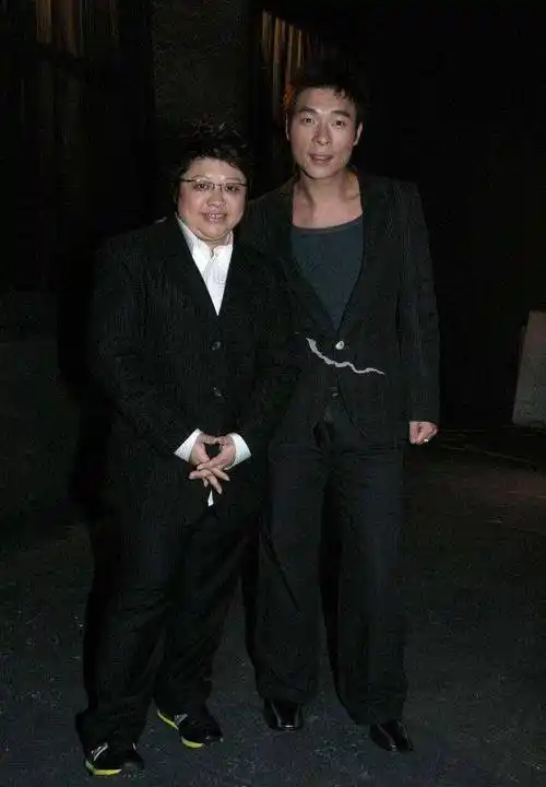 许志安被爆与韩红街头热吻,遭嘲讽"不挑食",两人究竟是何关系