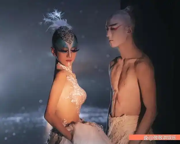 杨丽萍的秃毛孔雀舞男舞者一丝不挂只穿底裤尺度太大辣眼睛