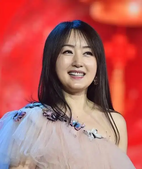 赖文峰娶小23岁娇妻杨钰莹多年被网暴退出乐坛只怪自己看错人