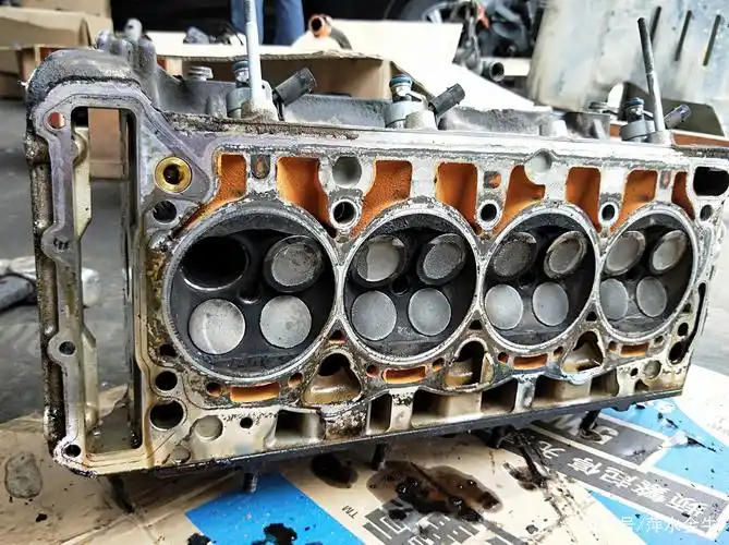 以前对发动机积碳没有多少感性认识,以为就是节气门上的薄薄的一层