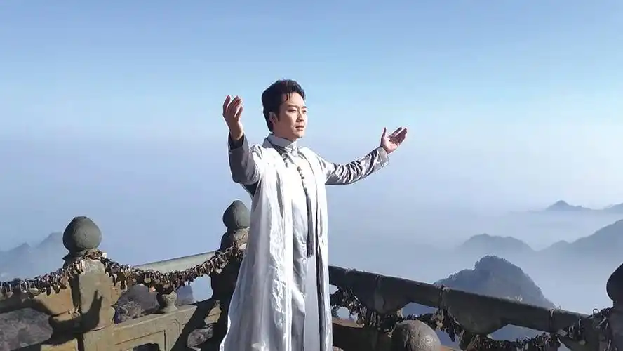 李玉刚登临武当山唱响万疆
